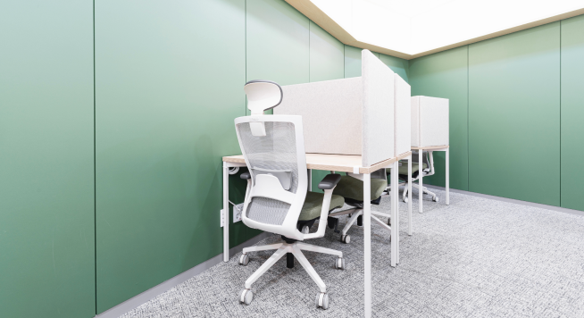 일일권 이용 고객 좌석 파티션 컴퓨터 의자