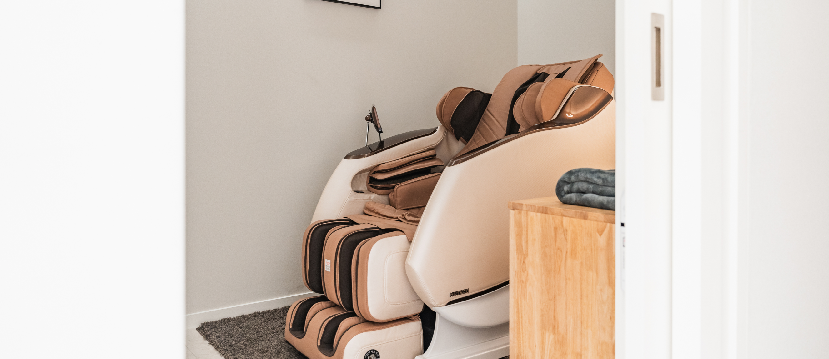 프라이빗한 휴게실 내부에 비치된 고급 안마 의자