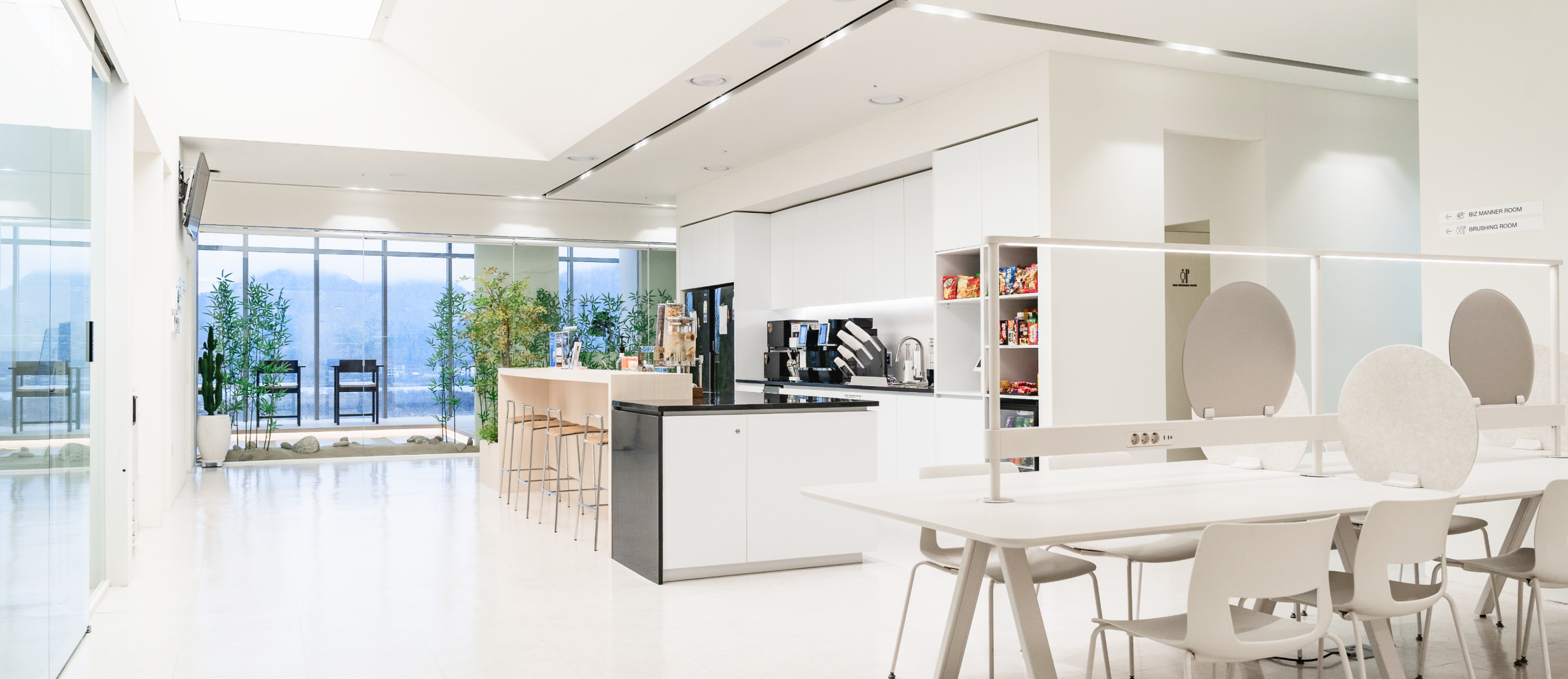 커피를 마시며 담소를 나누거나 휴식을 취할 수 있는 쾌적한 라운지 공간