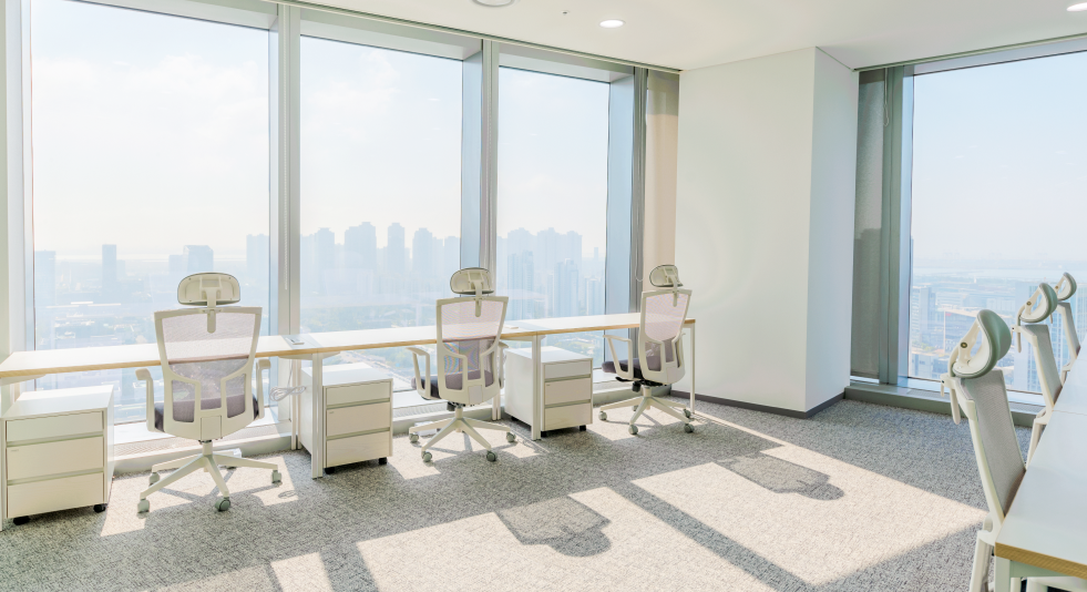 데스커 책상과 시디즈 의자가 구비된 좌석