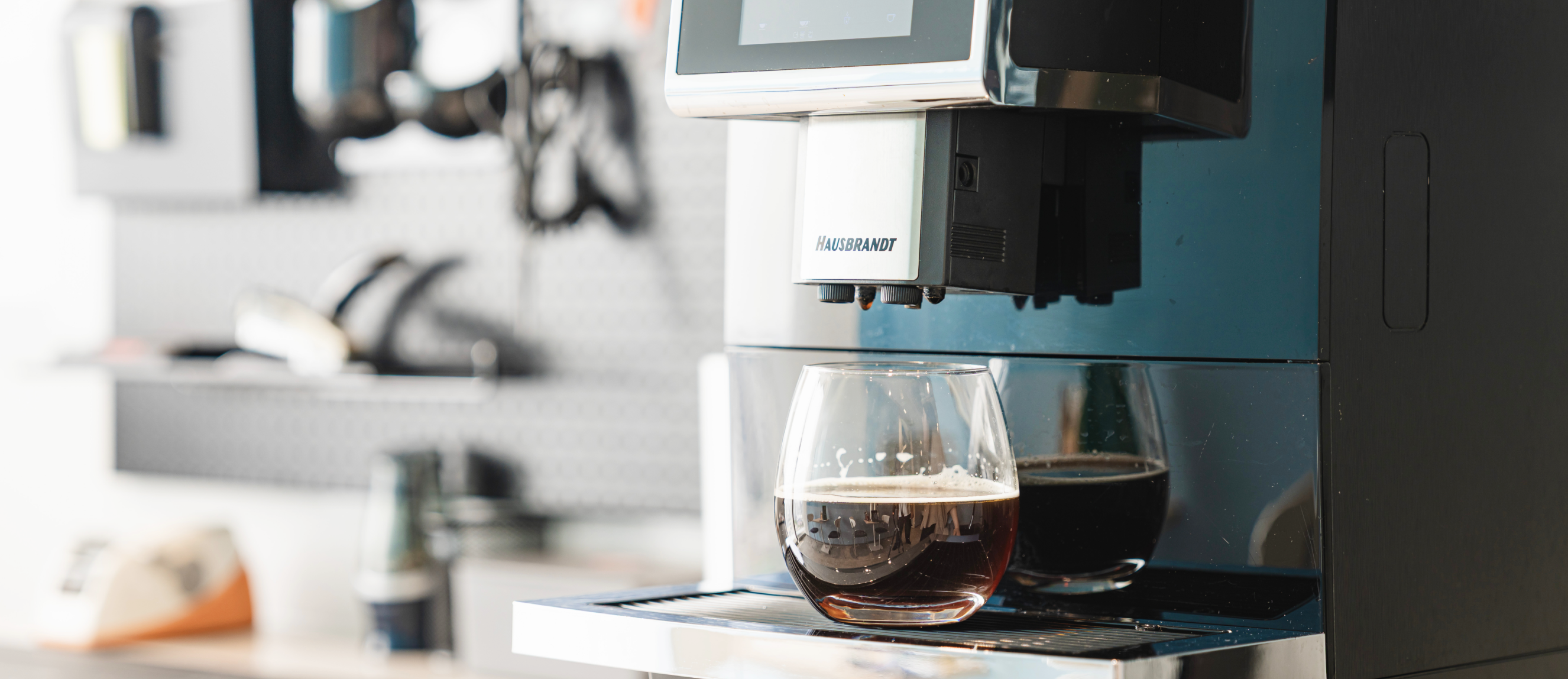 다양한 종류의 커피와 티백이 구비된 탕비 공간