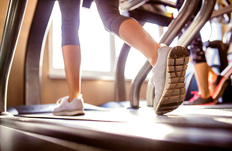 운동하고 있는 운동화 확대 이미지