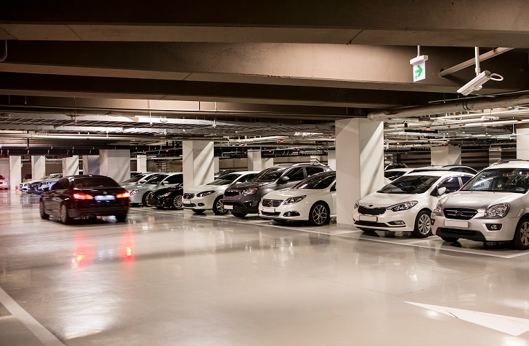 넓은 주차 공간 및 자동차 이미지