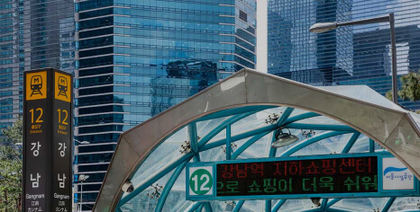 신분당선, 2호선 강남역에서 도보 3분 거리에 위치한 초역세권