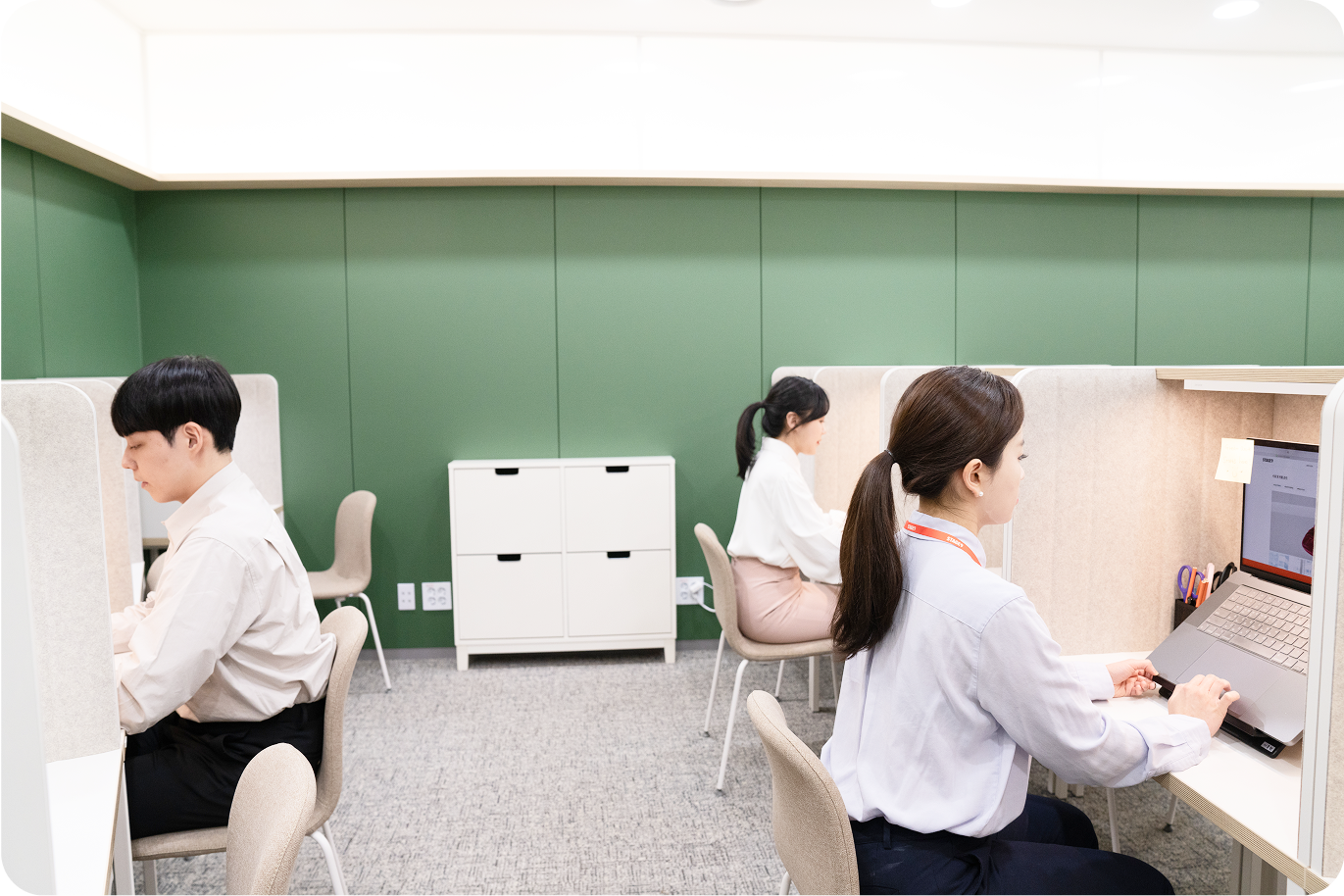 좌석에서 사람들이 일하는 모습 이미지